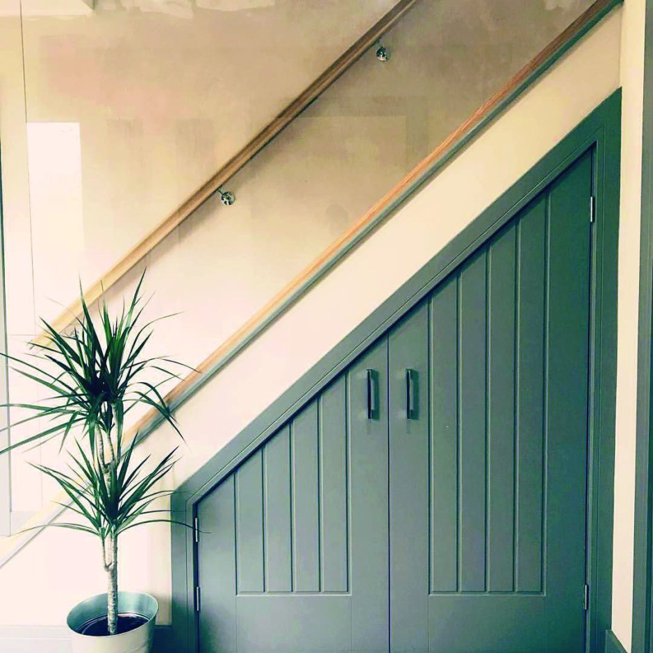 Дверцы под лестницей