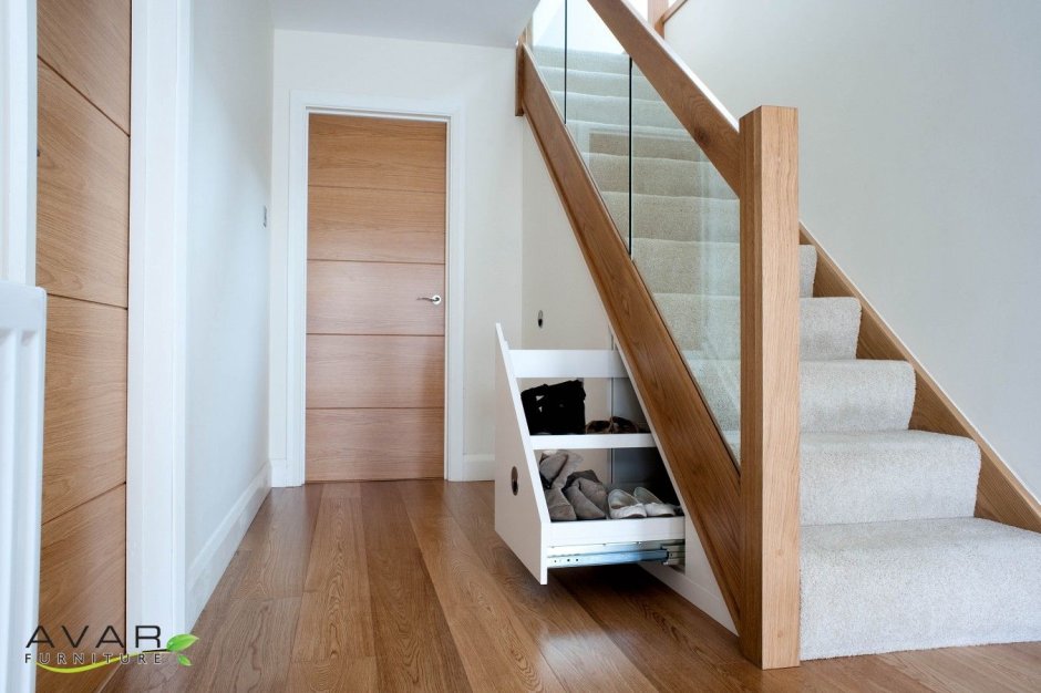 Дверь под лестницей на второй этаж