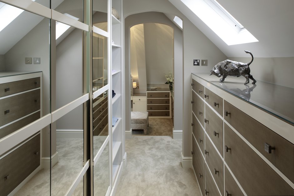 Угловой шкаф под лестницей