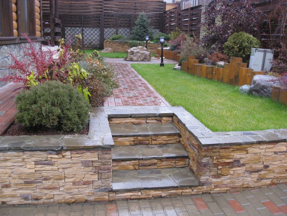 Клумба у террасы