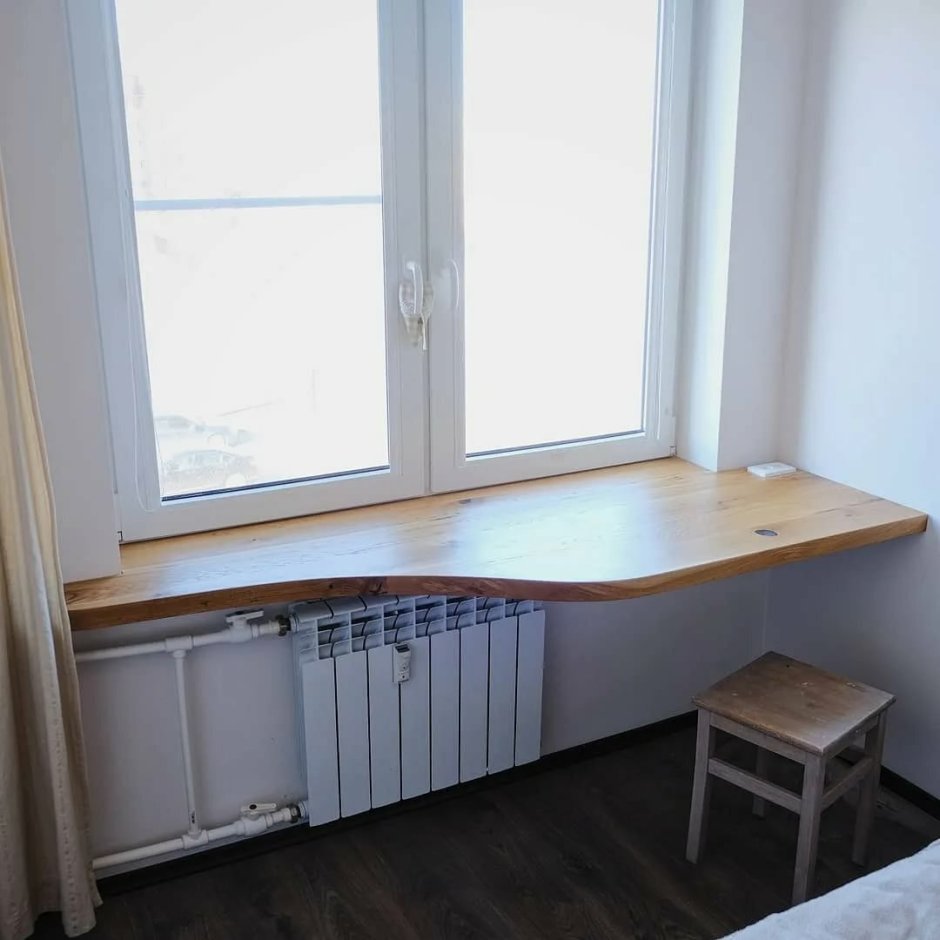 Кухни с барной столешницей возле окна