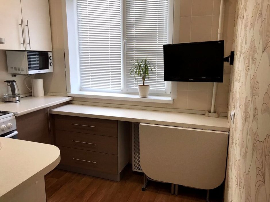 Кухня 7 кв столешница на подоконник