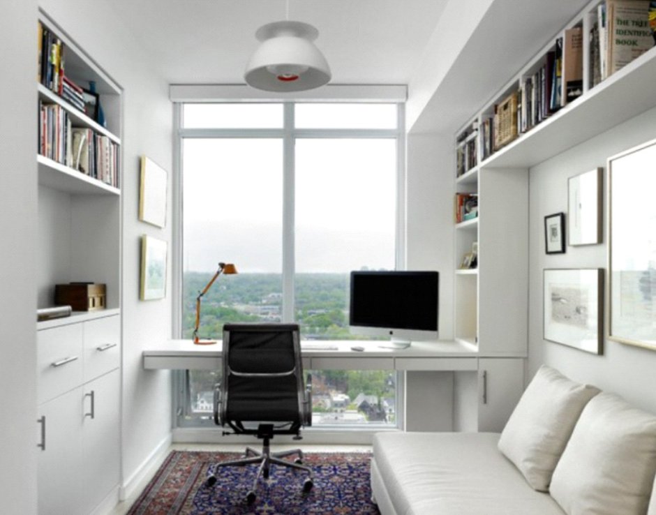 Стол у окна