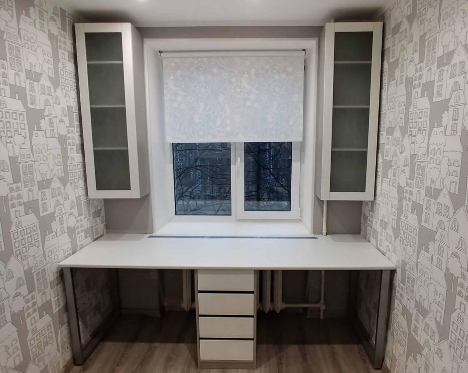 Письменный стол у окна в детской