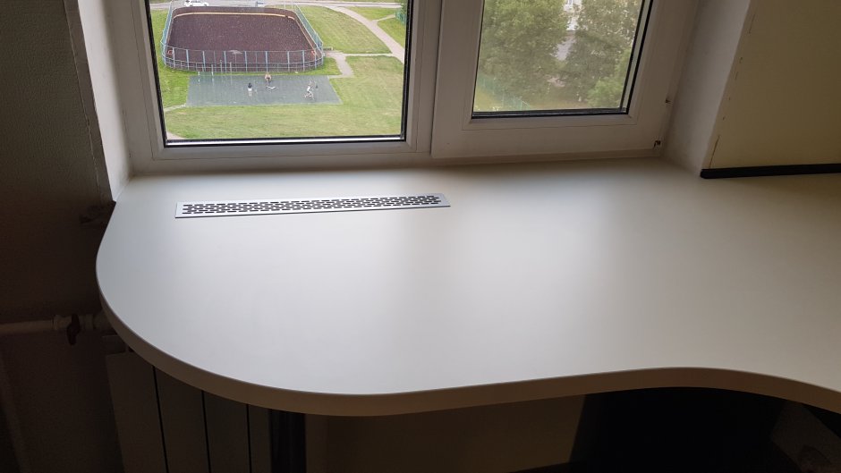 Стол-подоконник на кухне