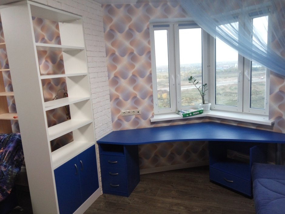 Письменный стол у окна