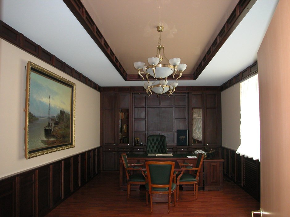 Темный потолочный плинтус в интерьере