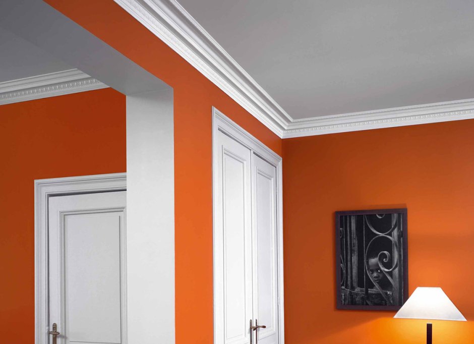 Крашеный потолочный плинтус в интерьере