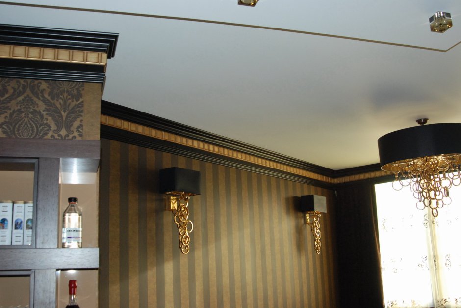 Темный потолочный плинтус в интерьере