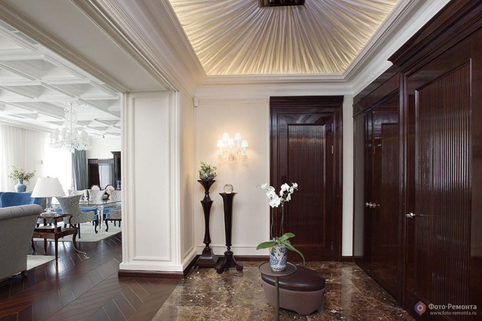 Темный пол в классическом интерьере