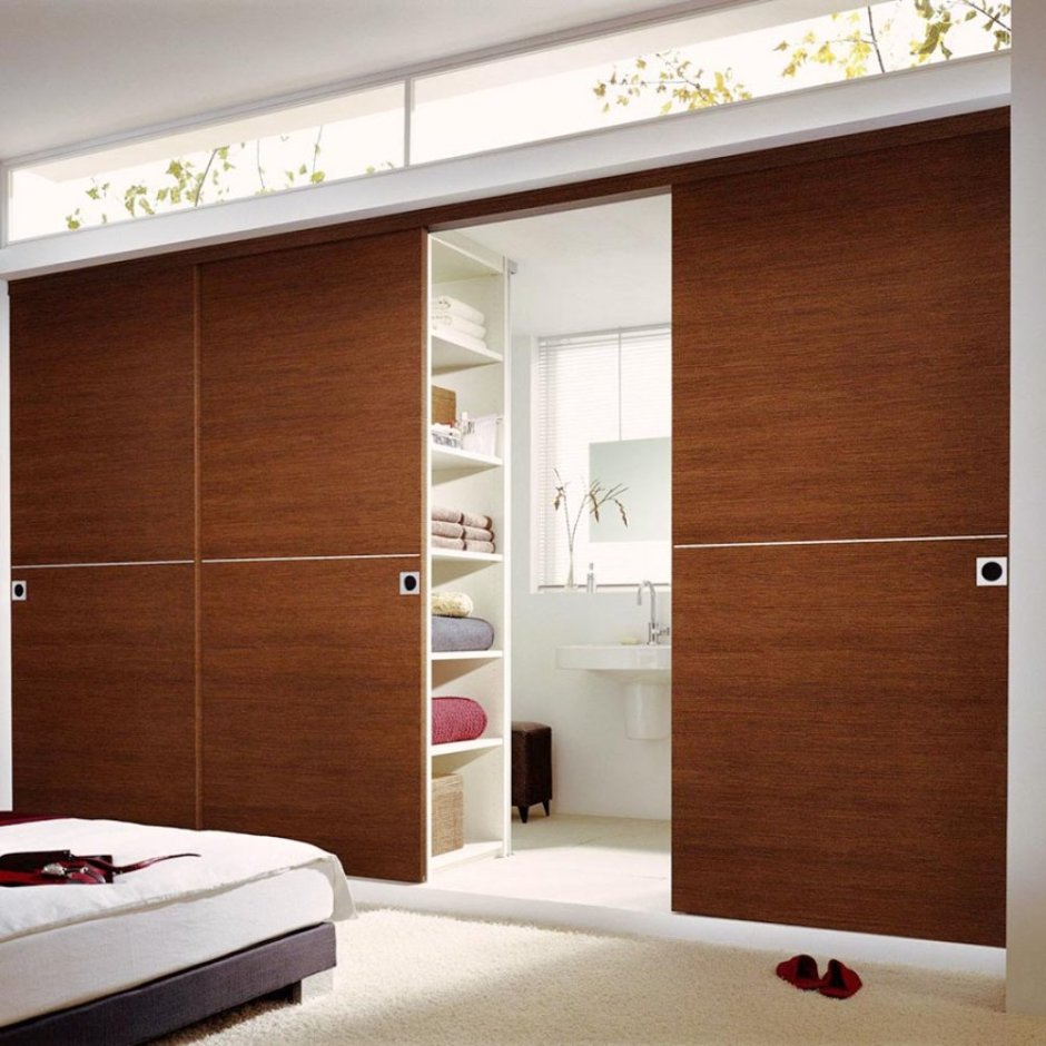 Гардеробная в спальне с раздвижными дверями