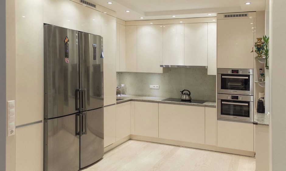 Угловая кухня с высокими шкафами