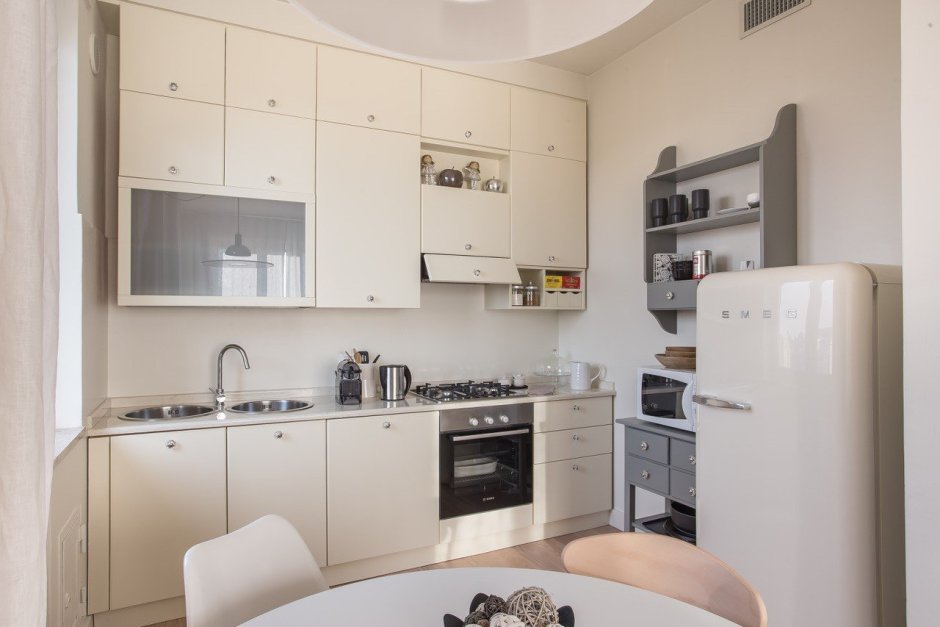 Белый холодильник в интерьере кухни