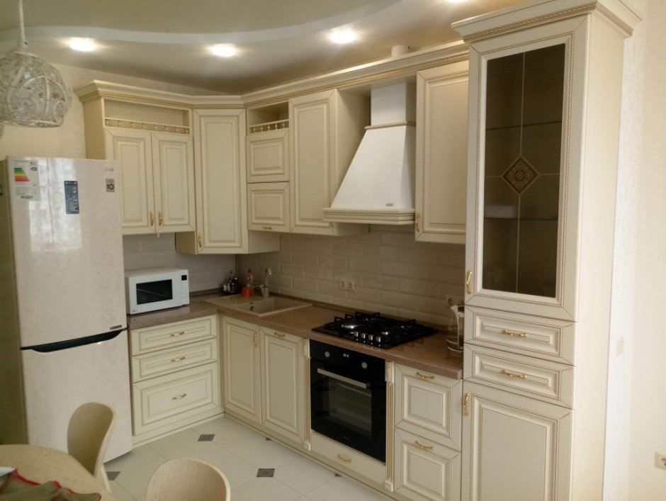 Кухонный гарнитур песочного цвета