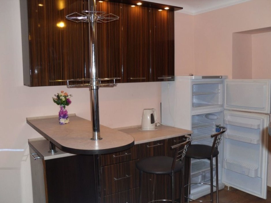 Маленькая кухня с барной стойкой для студии