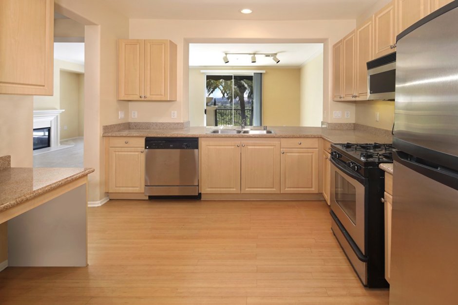 Холодильник в классической кухне