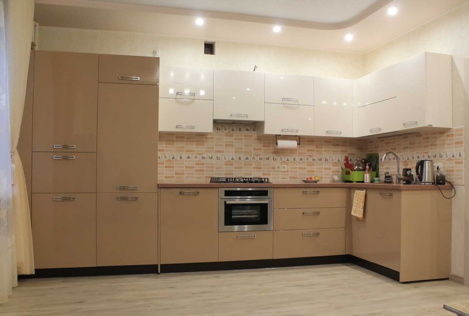 Серо-бежевая кухня в интерьере