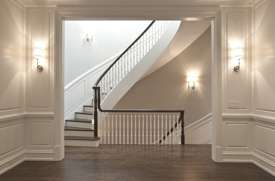 Молдинги вдоль лестницы