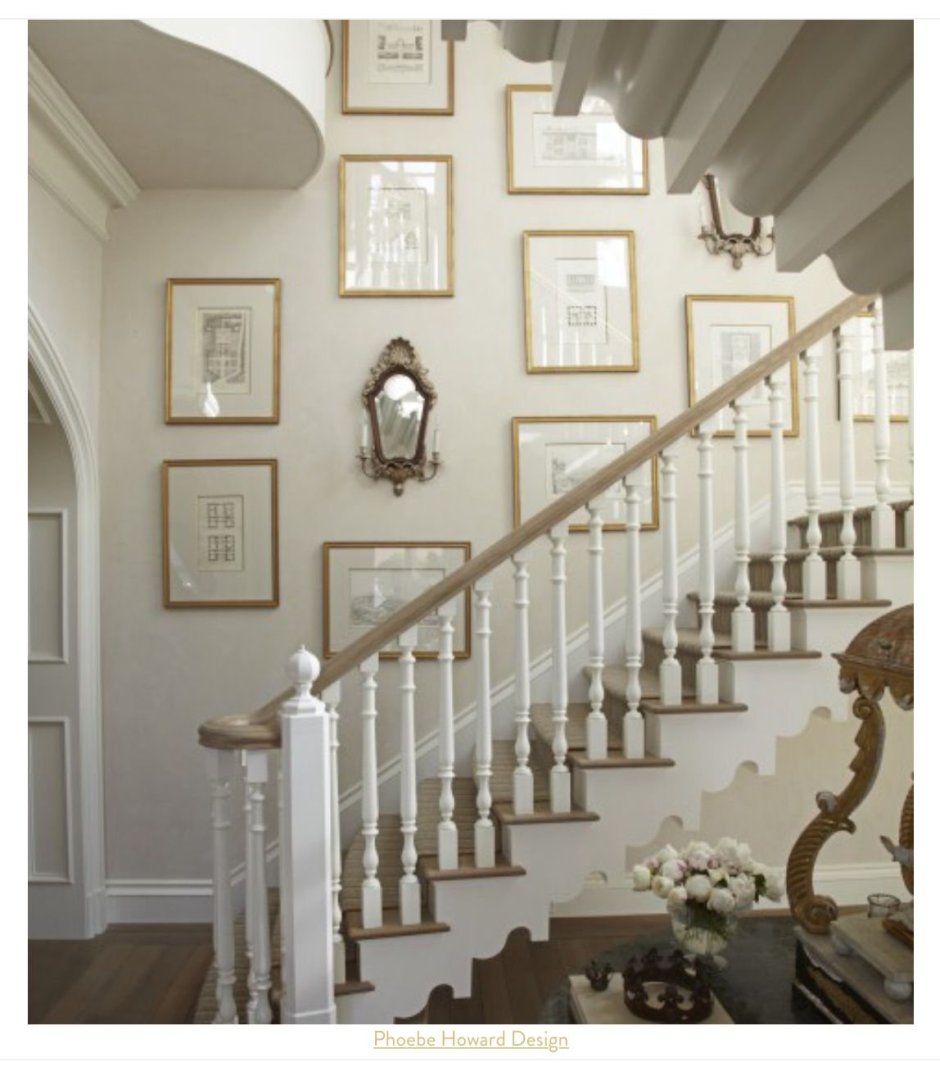 Молдинги на лестнице в интерьере