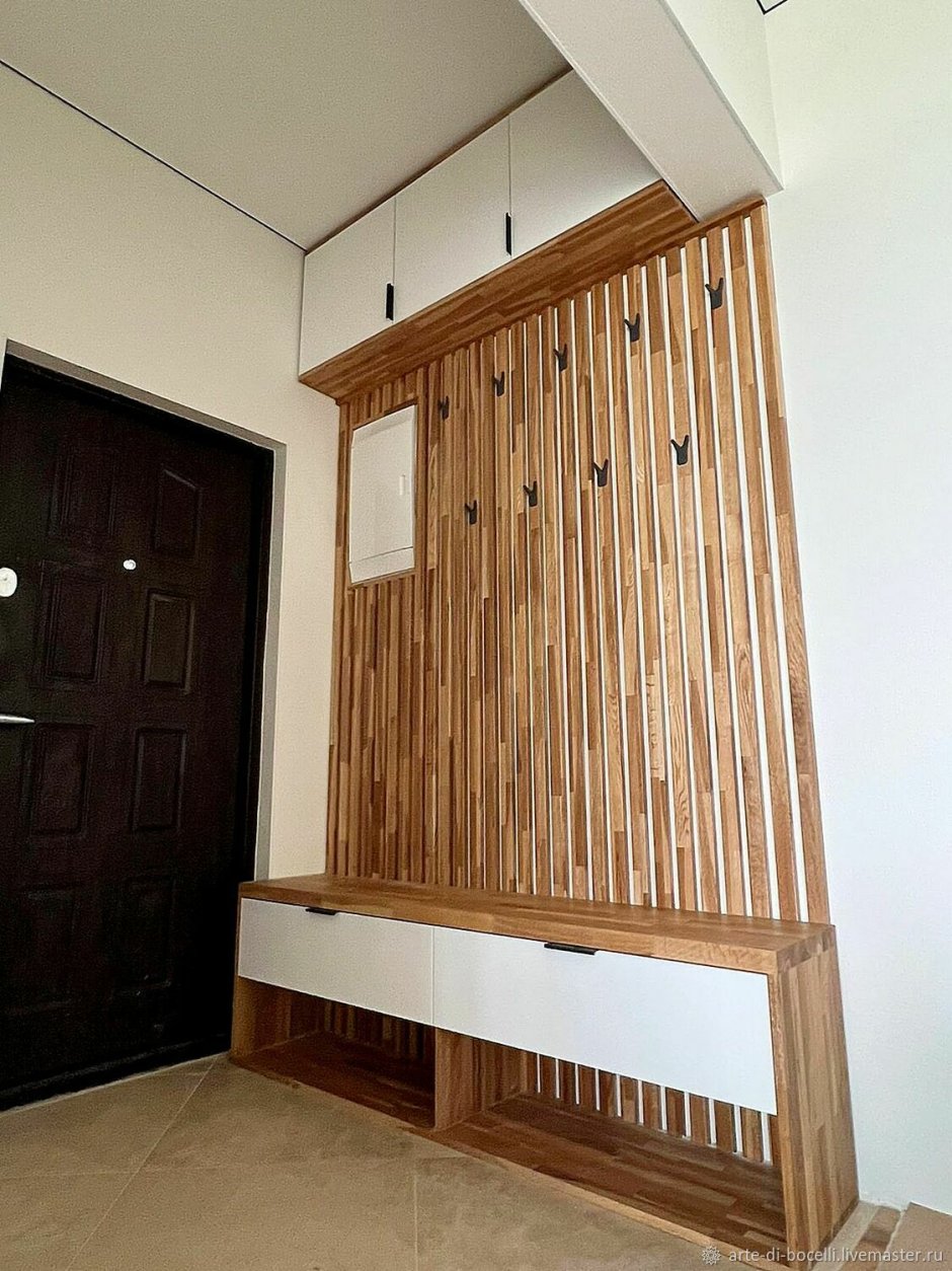 Прихожая в мелкую рейку