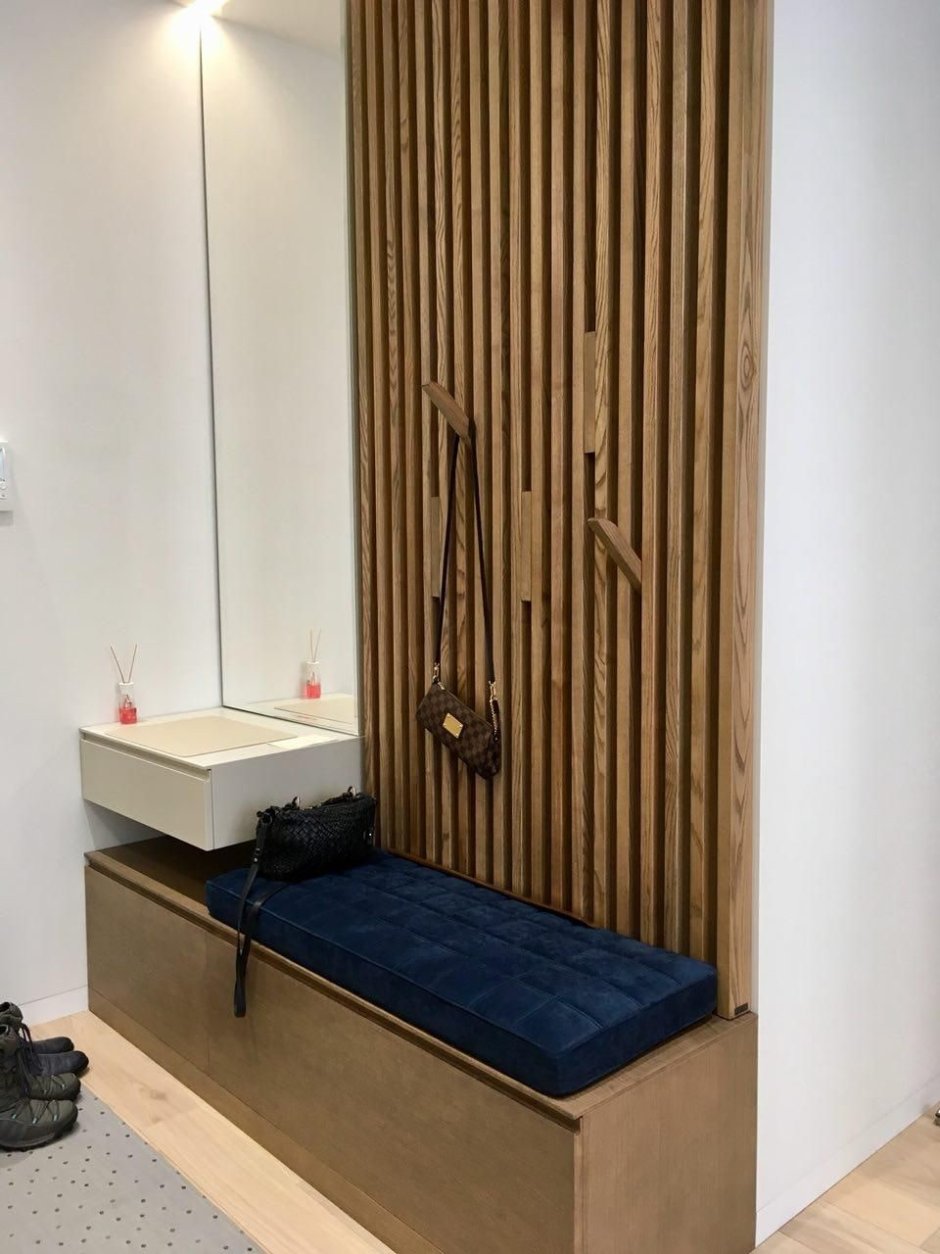 Прихожая с рейками