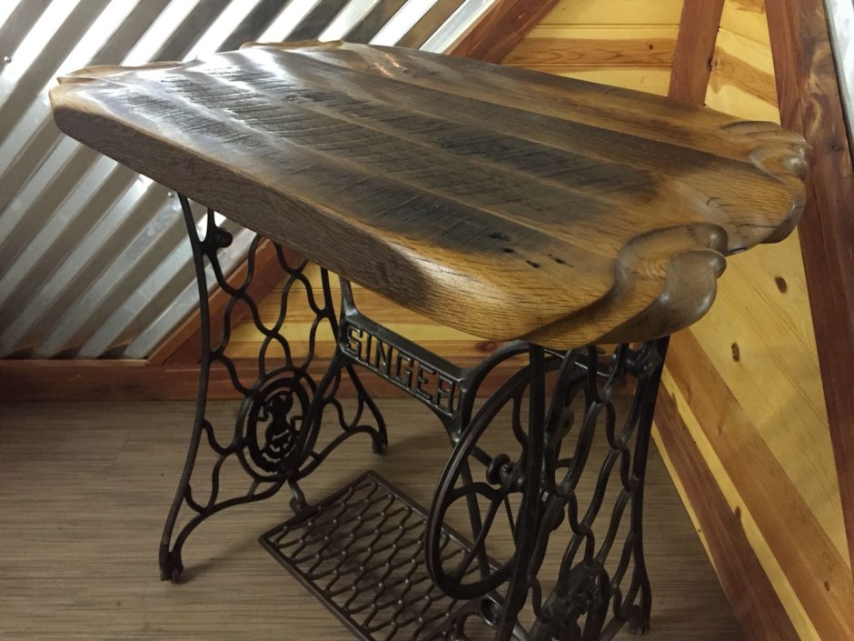 Винный столик из старой швейной машинки