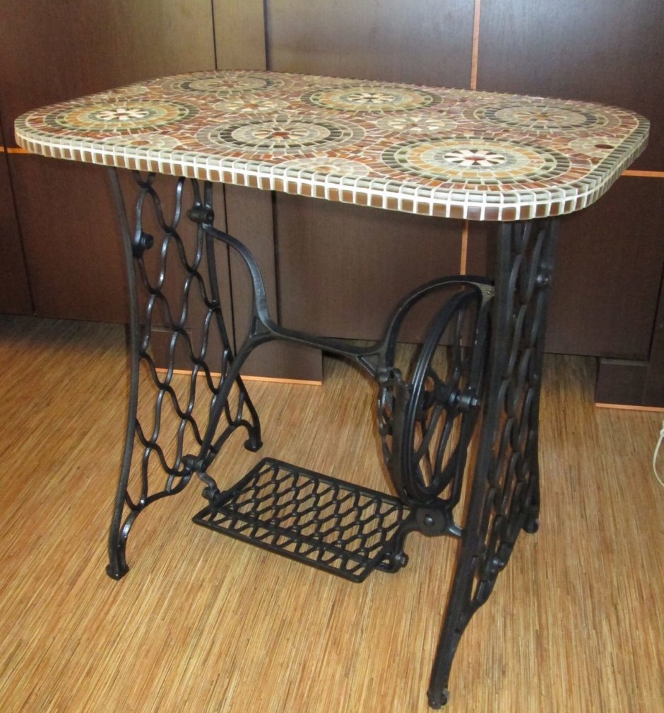 Стол из станины швейной машинки Зингер