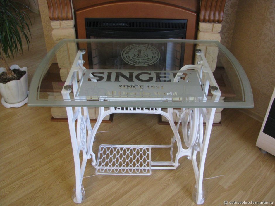 Стол из станины швейной машинки
