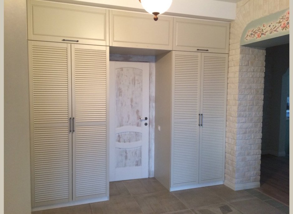 Жалюзийные двери в прихожей