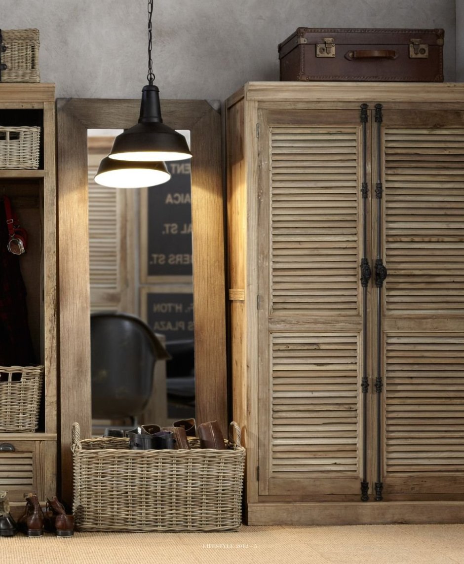 Прихожая с жалюзийными дверцами