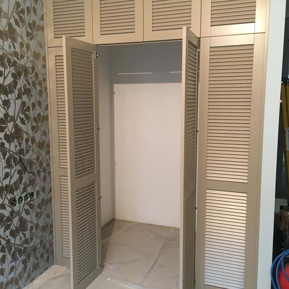 Деревянная дверь в кладовку