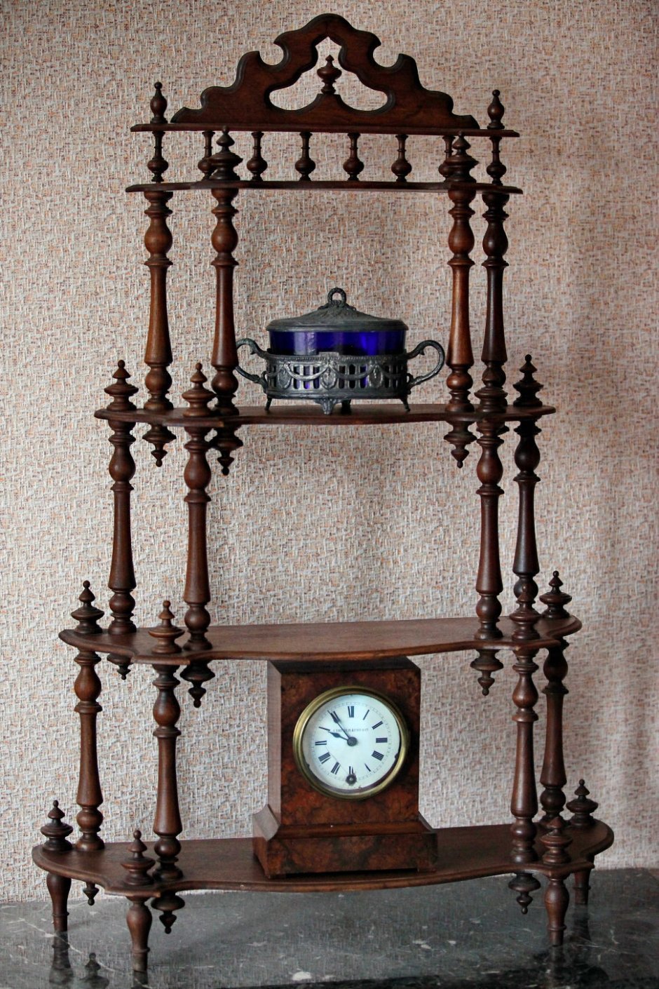 Этажерка с балясинами