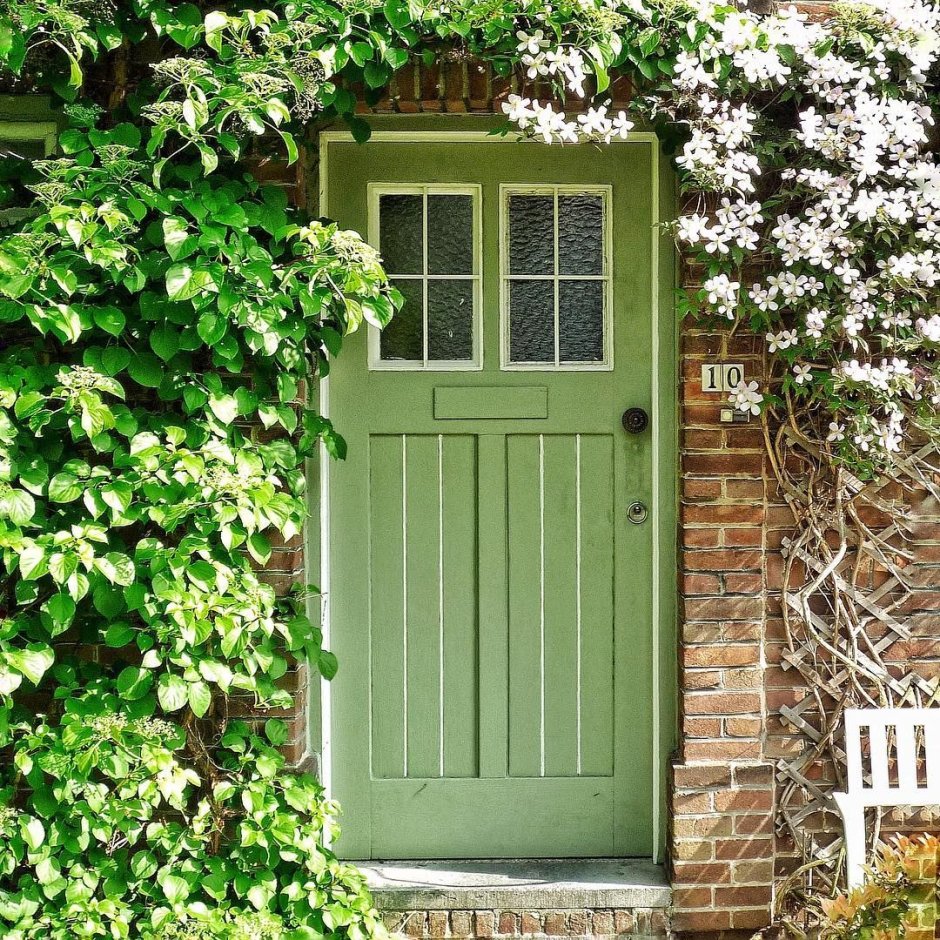 Открытая дверь