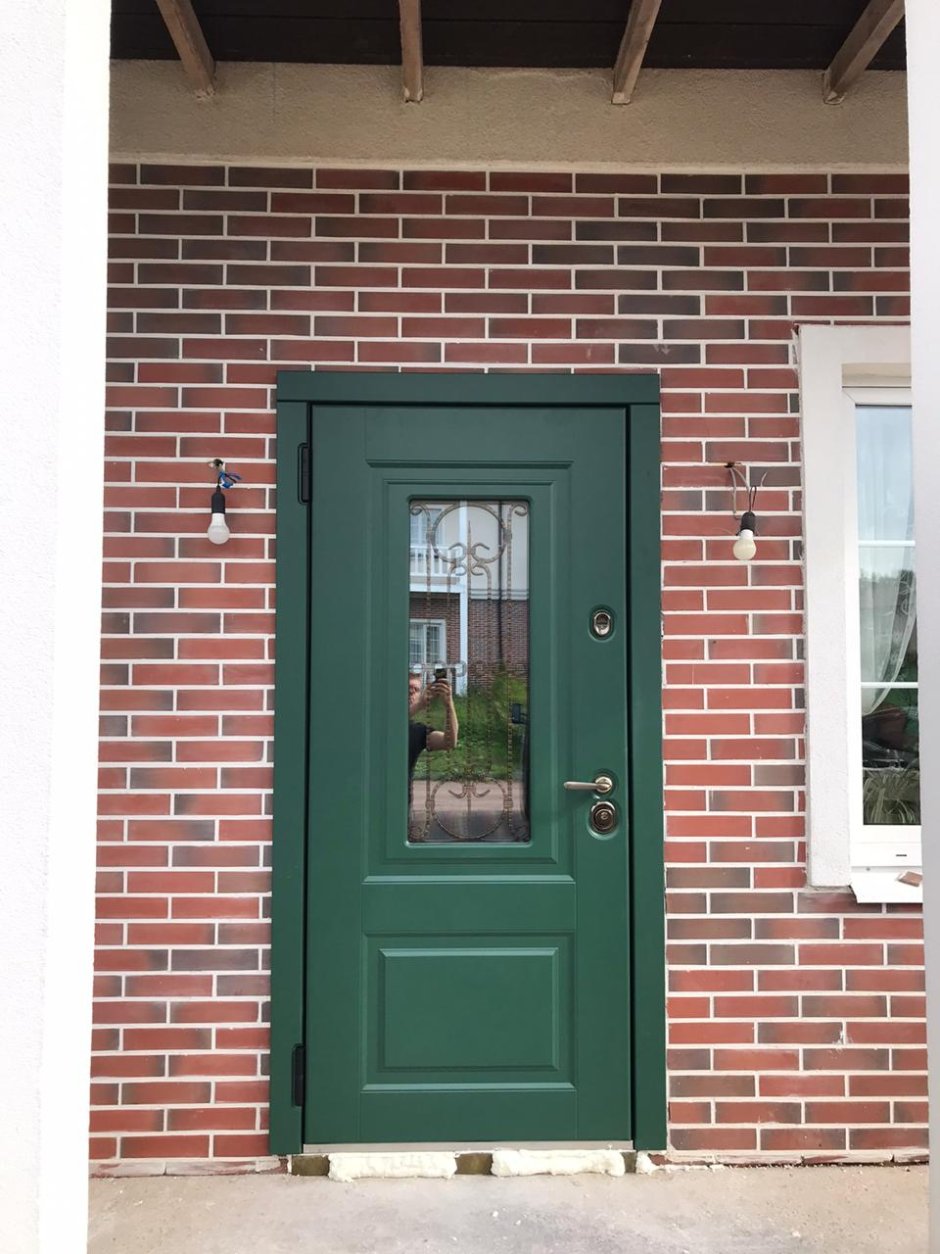 Зеленая входная дверь в дом