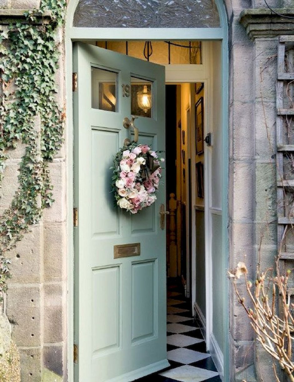 Открытые двери в дом