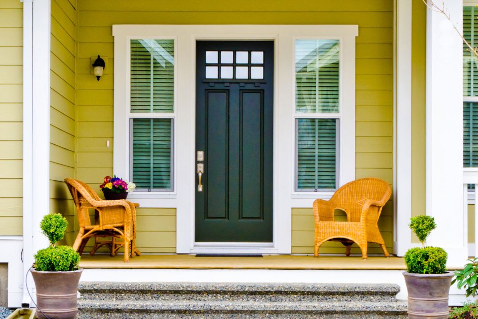 Дверь в загородный дом контрастного цвета