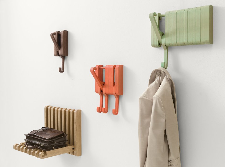 Необычная деревянная вешалка
