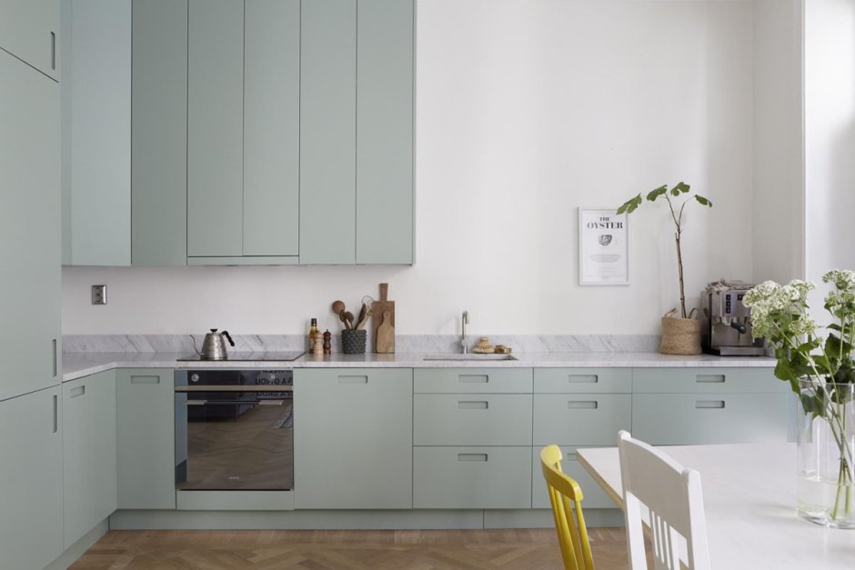 Кухня в пастельно зеленых тонах