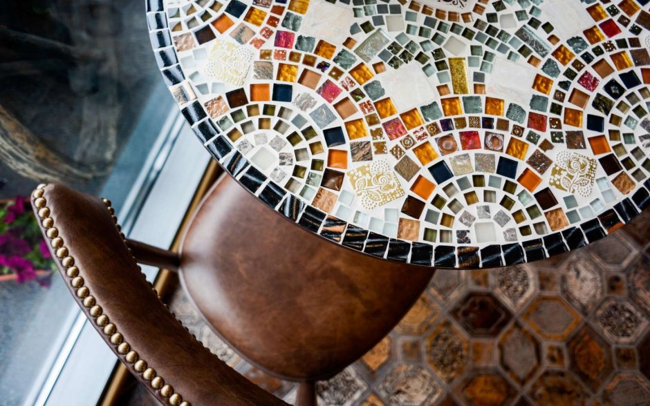 Стол с мозаикой