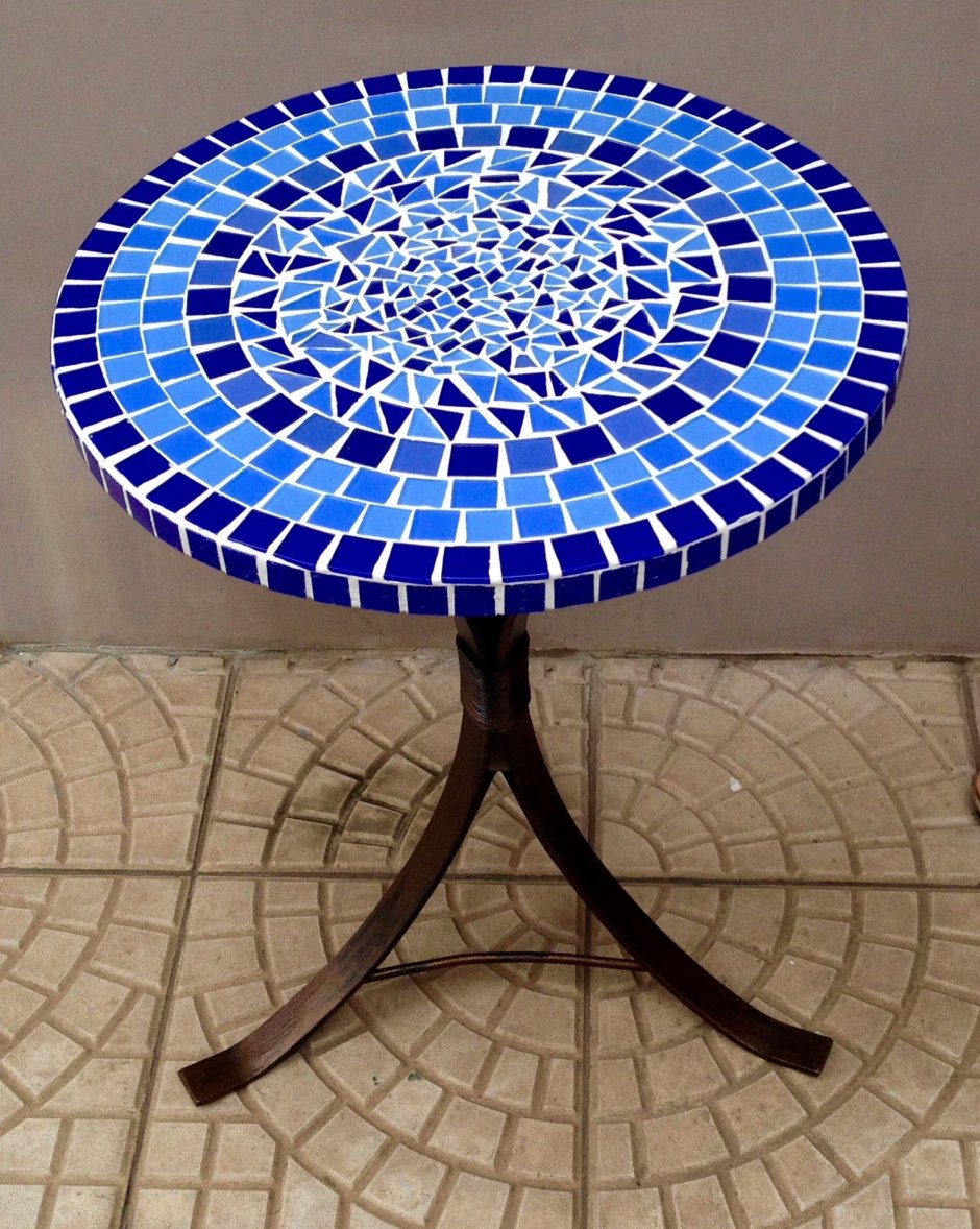 Круглый стол с мозаикой