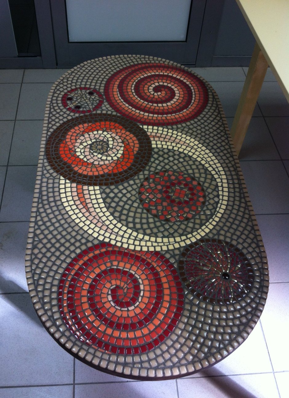 Стол из мозаики