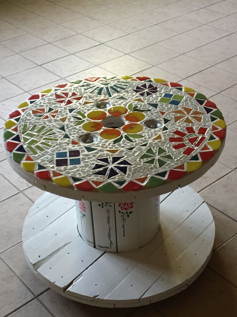 Декор стола плиткой мозаикой