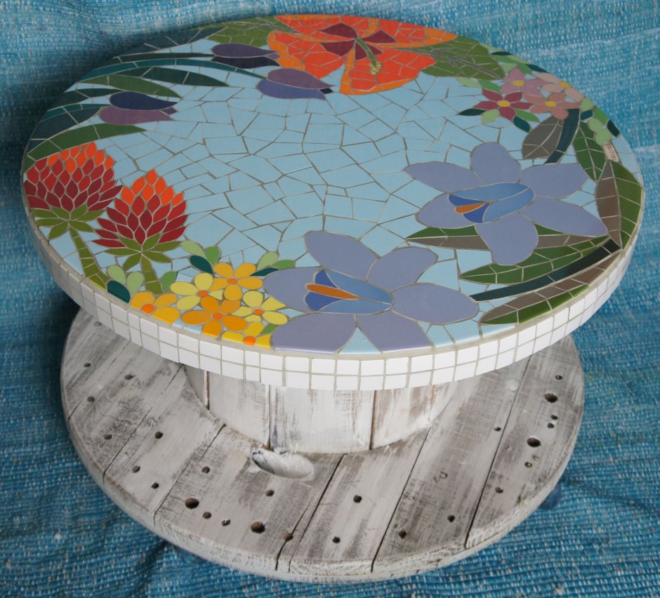 Стол из катушки с мозаикой