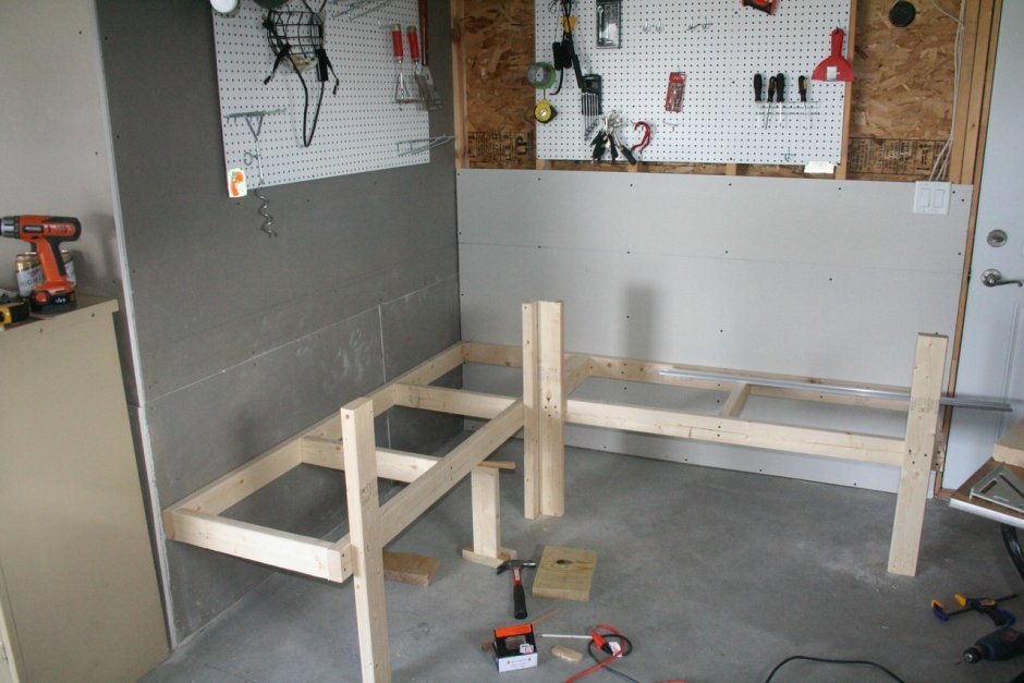 Угловой верстак в гараже