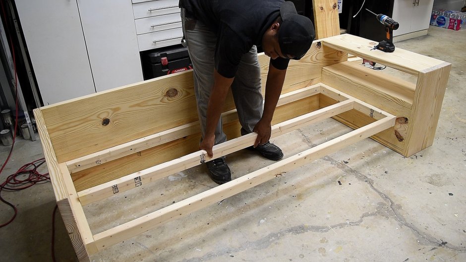 Диван на деревянном каркасе