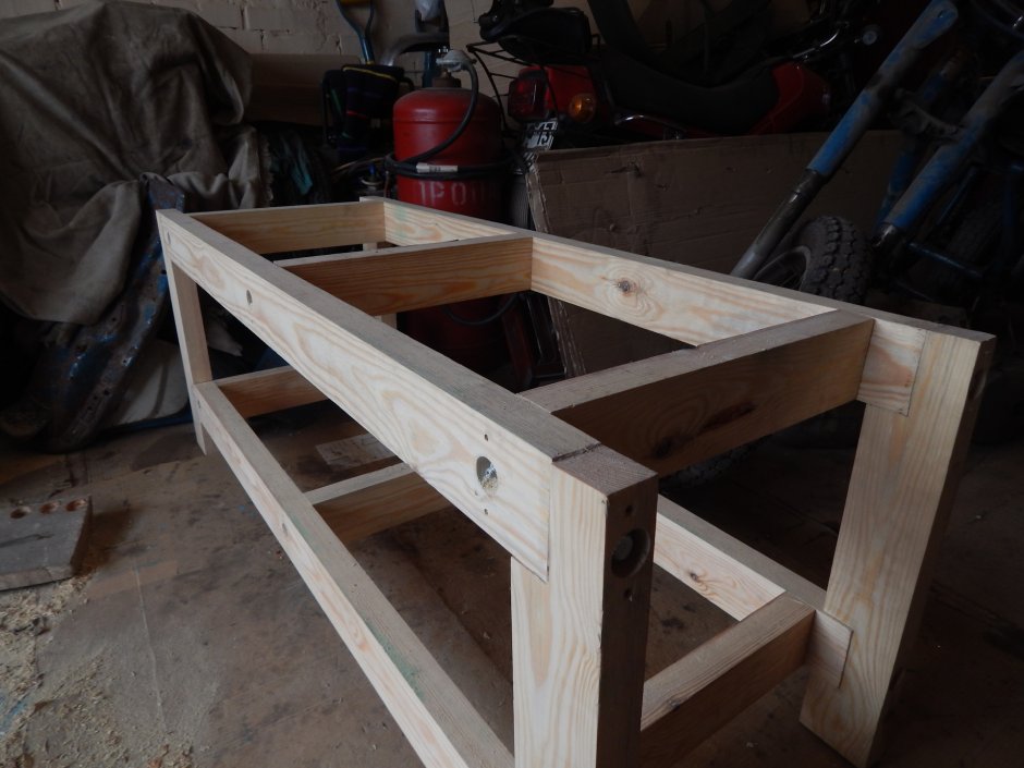 Двуспальная кровать из досок