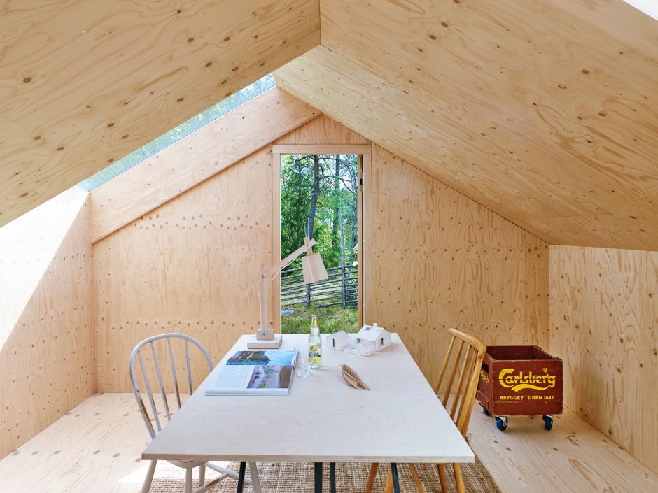 Отделка потолка мансарды фанерой