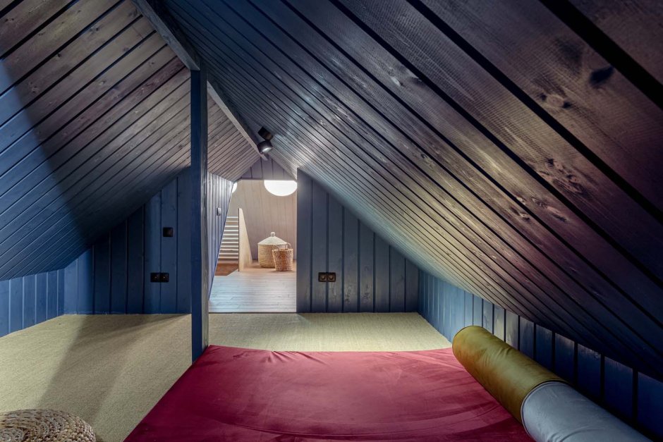 Отделка потолка мансарды фанерой