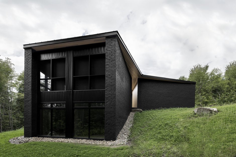 Дом с белым фасадом