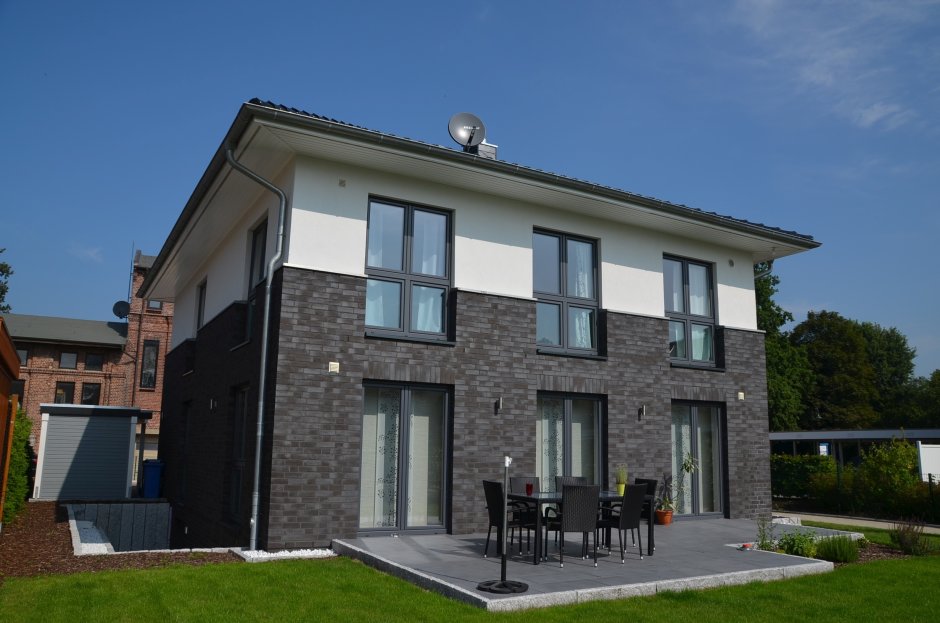 Темно серый дом